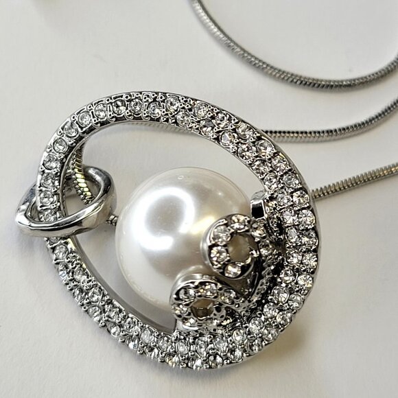 White Pearl Pendant Necklace Faux Pearl - Picture 2 of 7